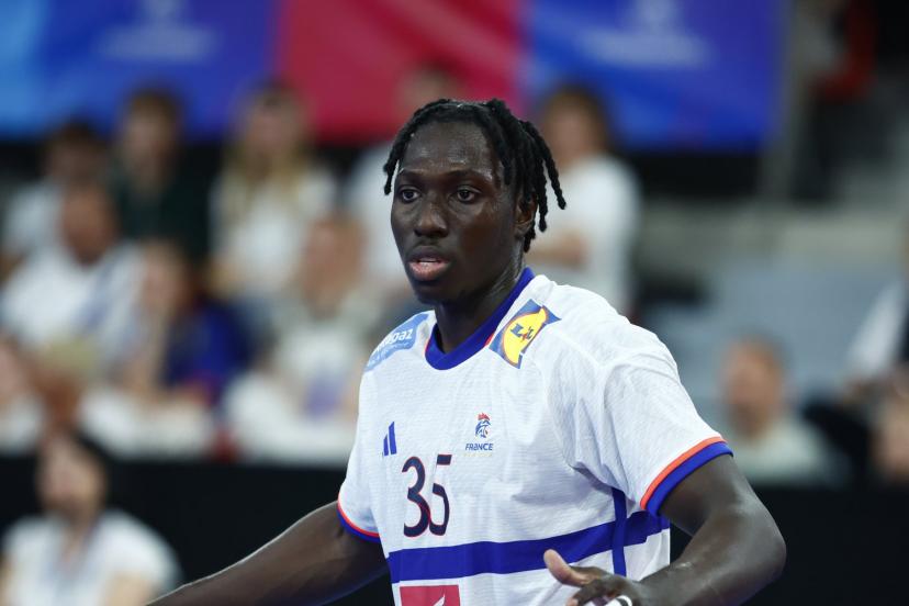 Mouhamadou Sidibé, ici lors de sa première sélection en équipe de France, représente l'avenir d'Aix au poste de pivot. (E. Garnier/L'Équipe)