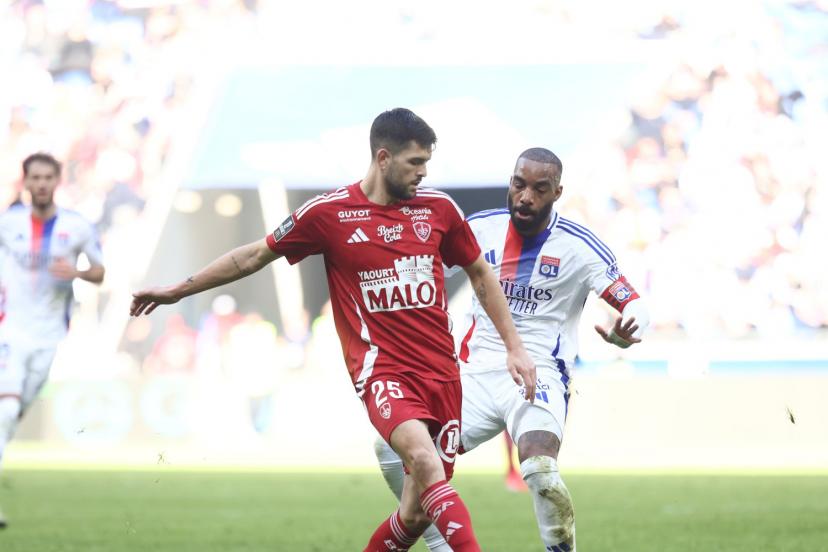 Julien Le Cardinal, défenseur de Brest, ici opposé à Alexandre Lacazette. (A. Martin/L'Équipe)