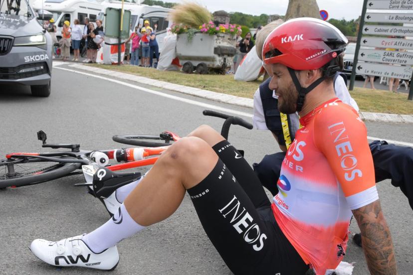 L'Italien Filippo Ganna, au sol à 132 km de l'arrivée de la première étape, samedi. (B. Papon/L'Équipe)