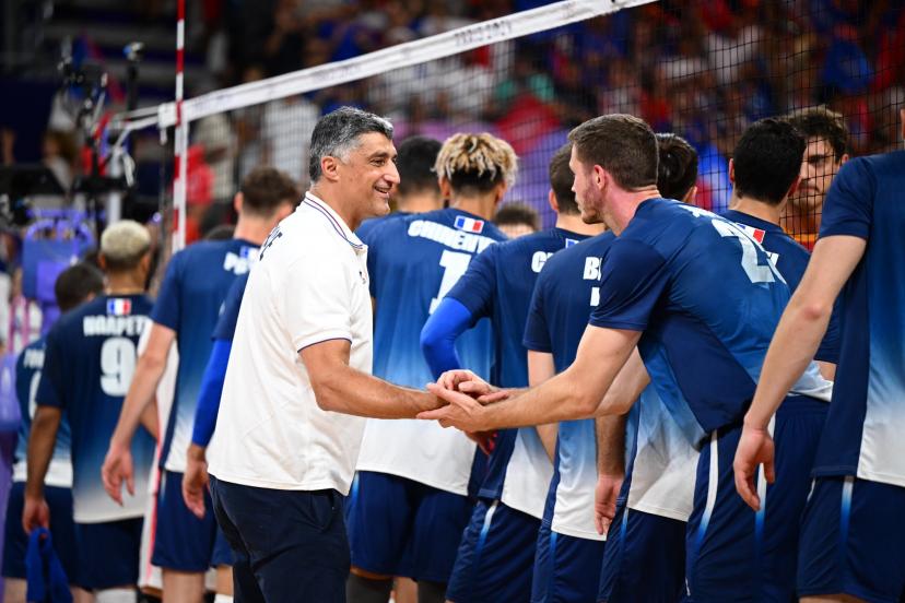 Andrea Giani félicite Quentin Jouffroy et les Bleus après la victoire en quarts de finale des JO. (P. Lahalle/L'Équipe)
