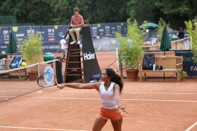 La Turque Zeliha Nil Cukurluoglu à la volée, sur les courts du Stade Français, en demi-finales, vendredi. (Stade Français)