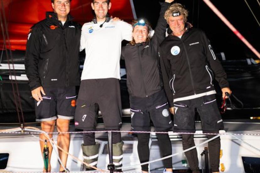 L'équipage Association Petits Princes, dans la nuit de lundi à mardi, après son arrivée à Cherbourg. (Arthur Daniel/Fastnet Race 2025)