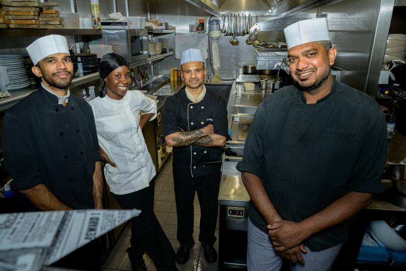 Au centre, Raju, le chef sri-lankais qui a cuisiné pour Léon Marchand pendant les Jeux. (B. Papon/L'Équipe)