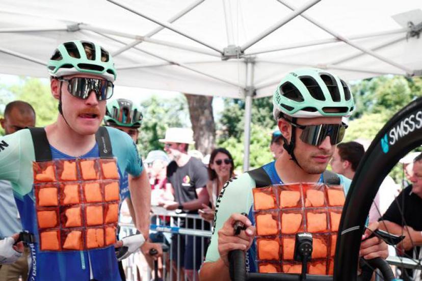 Dorian Godon (à gauche) et Bastien Tronchon (à droite) avec un gilet réfrigérant avant le départ de la course en ligne. (E. Garnier/L'Equipe)