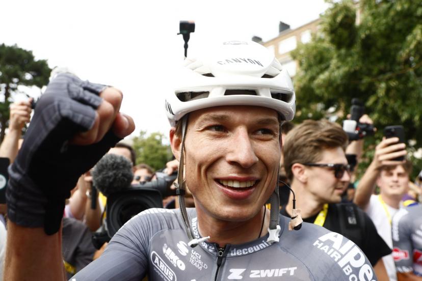Jasper Philipsen savoure cette victoire à Lille qui lui offre le maillot jaune.  (E. Garnier/L'Équipe)