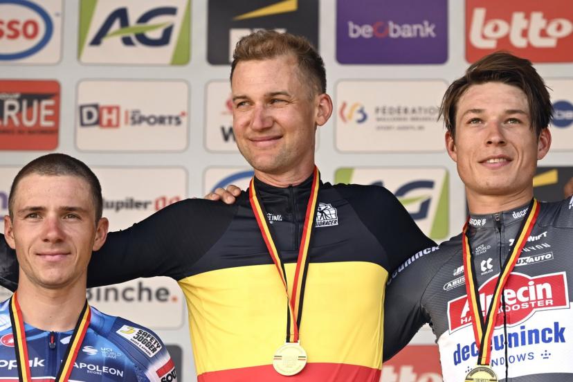 Tim Wellens, vainqueur du Championnat de Belgique devant Remco Evenepoel et Jasper Philipsen, dimanche à Binche. (Nico Vereecken/Photo news)