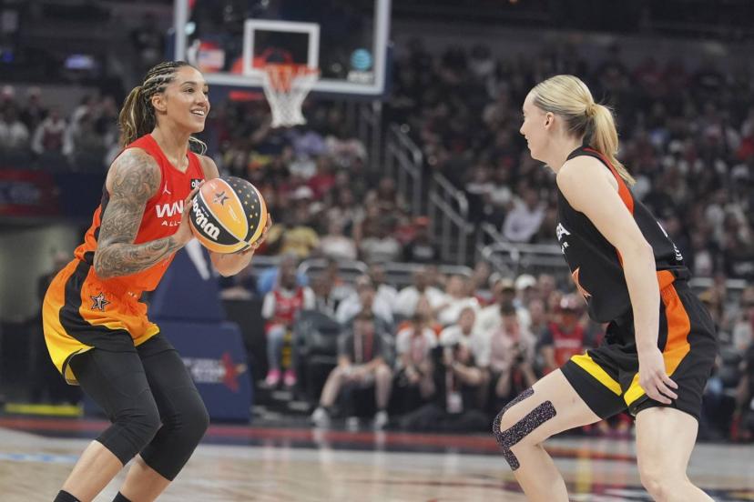 Gabby Williams face à Paige Bueckers lors du All-Star Game WNBA samedi soir. (Michael Conroy/AP)