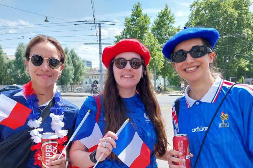 Croisées à Zurich, Clara, Florelle et Éva (de droite à gauche), trois Françaises vivant et travaillant à Londres, espèrent pouvoir chambrer leur collègue de travail dès lundi. (P.-E.M.)