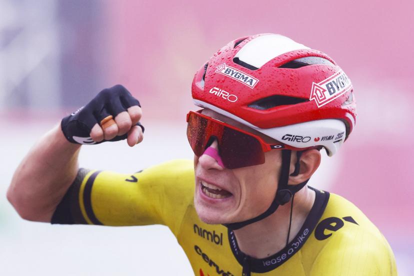 La joie de Jonas Vingegaard à l'arrivée ce dimanche. (Rafa Gomez / SprintCyclingAgency/Presse Sports)