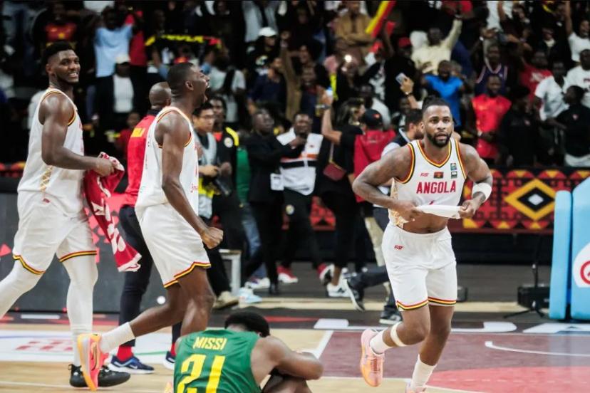 La joie des Angolais tranche avec la détresse du Camerounais Yves Missi. (Fiba Afrique)