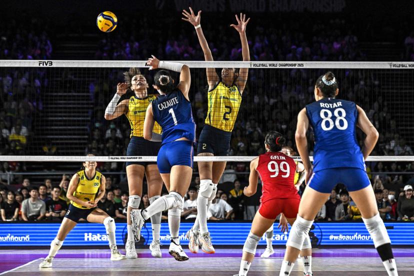 Héléna Cazaute fait face au contre brésilien, dimanche à Chiang Mai. (Lillian Suwanrumpha / AFP)