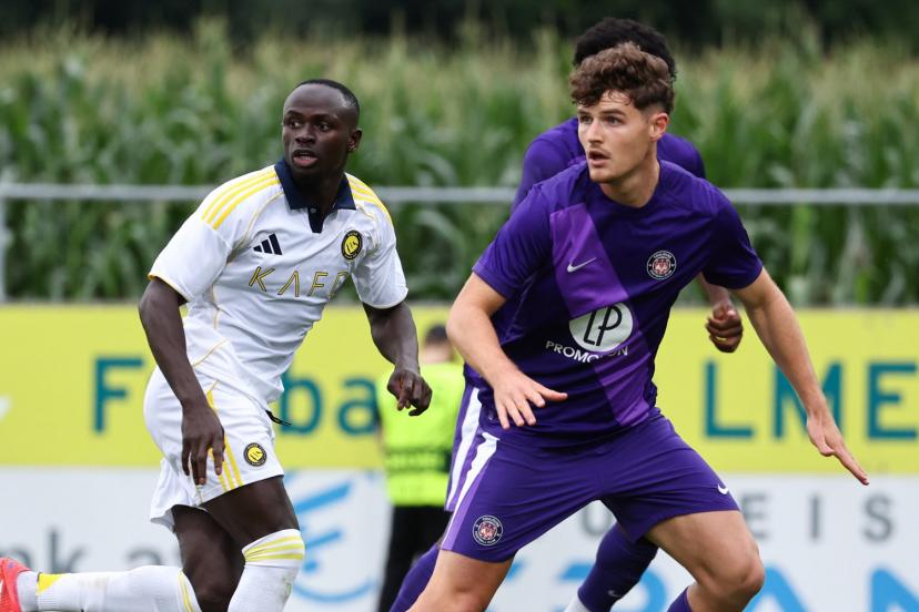 Nicolas Wasbauer, jeune défenseur de Toulouse (à droite), ici en action face à Sadio Mané lors du match amical entre le TFC et Al-Nassr, le 30 juillet (1-2). (David Geieregger/Gepa / Icon Sport/Gepa / icon sport)