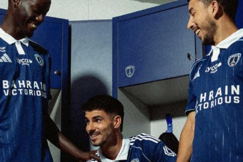 Le nouveau maillot domicile du Paris FC (Paris FC)