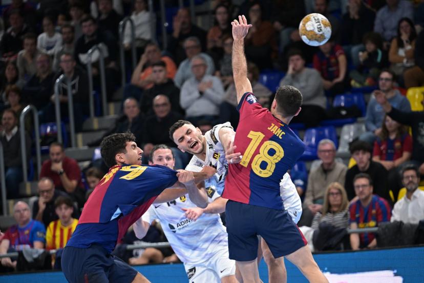 Ayoub Abdi et les Nantais ont eu une belle réaction d'orgueil face aux Barcelonais Javier Rodriguez et Blaz Janc. (J.-B. Autissier/L'Équipe)