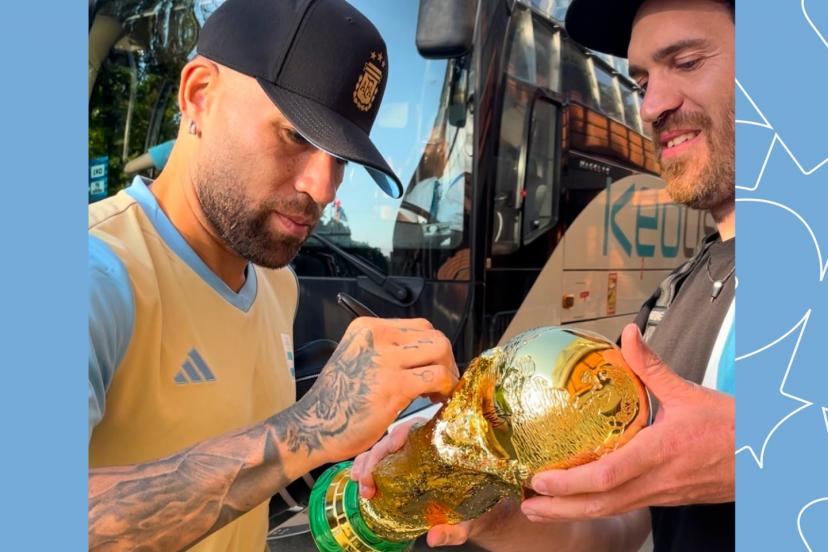 Nicolas Otamendi signe la réplique du trophée achetée par Gabriel Goldsack. (DR)