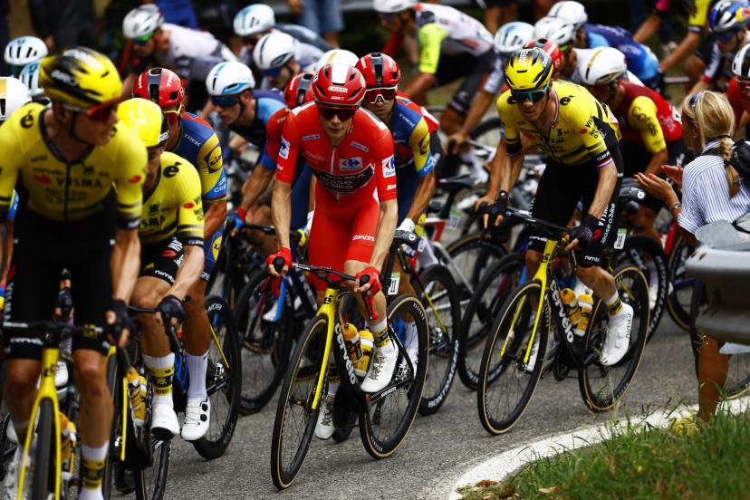 Jonas Vingegaard, maillot rouge de la Vuelta, lors de la 3e étape, lundi. (Luis Angel Gomez / SprintCyclingAgency)