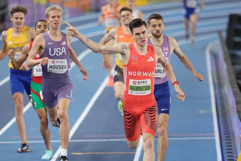 Jakob Ingebrigtsen lors de sa victoire sur le 1 500 m des Mondiaux en salle de Nankin. (S. Boué/L'Équipe)