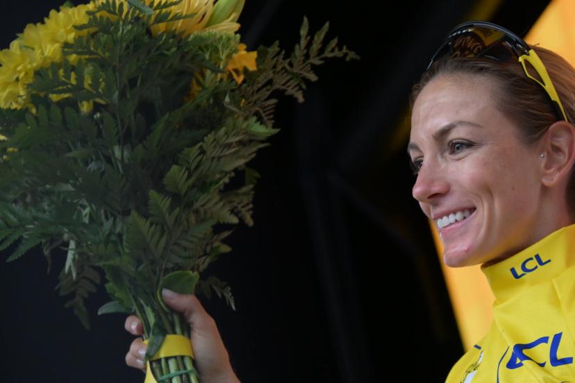 Pauline Ferrand-Prévôt est montée sur le podium final en compagnie de Jeannie Longo et Bernard Thévenet. (B. Papon/L'Équipe)