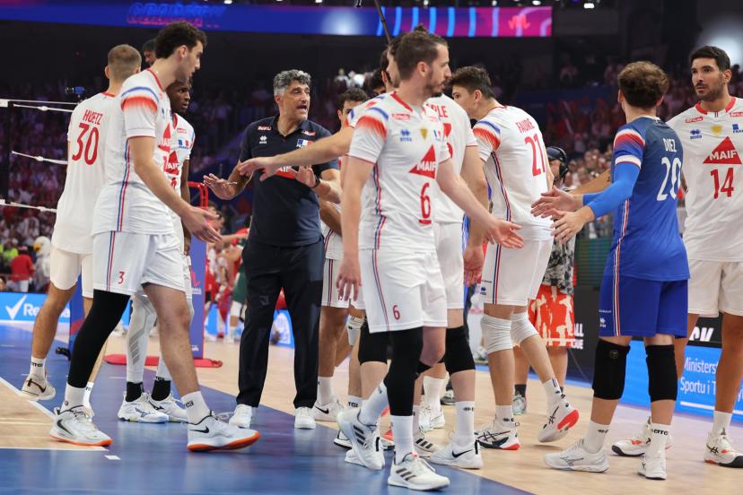 Les Bleus autour de leur entraîneur Andrea Giani. (S. Boué/L'Équipe)