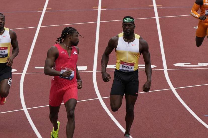 Noah Lyles (en rouge) toise Kenny Bednarek à l'arrivée du 200 m. (A. Parr/AP/AP)