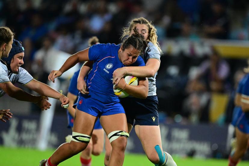 Teani Feleu ballon en main face à l'Italie samedi. (J.-B. Autissier/L'Équipe)