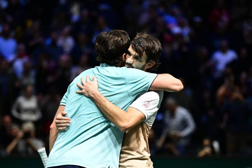 Valentin Vacherot et Arthur Rinderknech s'enlacent après la victoire du Monégasque mercredi à Nanterre.  (P. Lahalle/L'Equipe)
