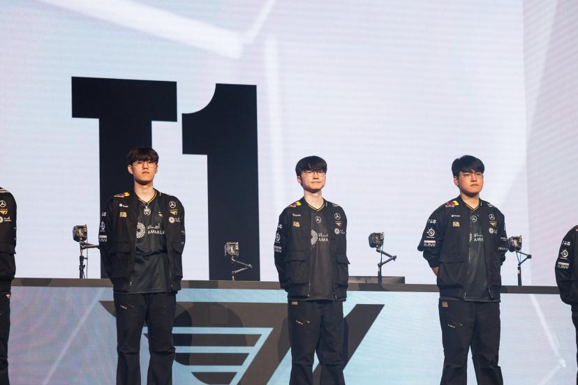 T1, les doubles champions du monde, ont réussi à se qualifier pour les quarts de finale, non sans mal. (Yicun Liu/Riot Games)