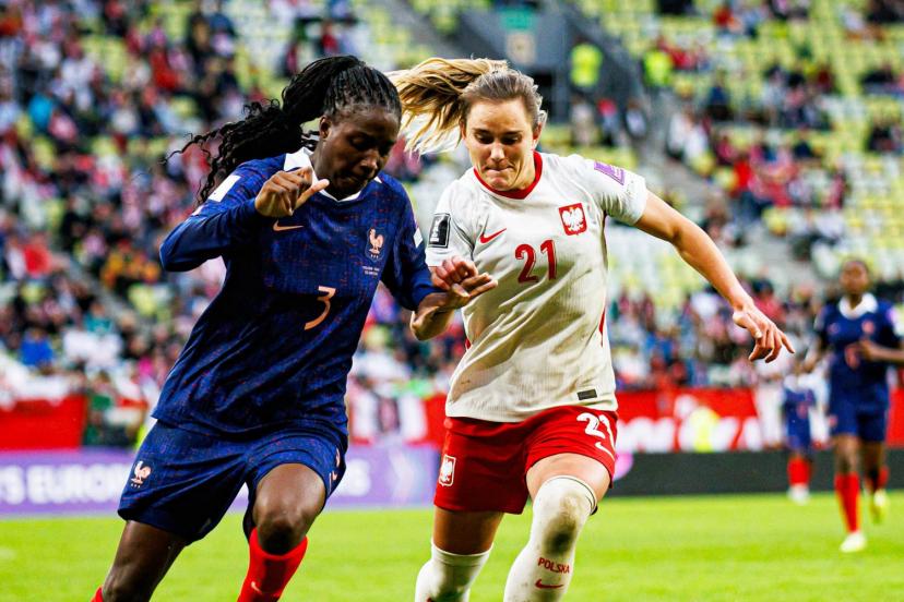 Thiniba Samoura devant Paulina Tomasiak lors de Pologne-France (0-2) le 5 juin. (Marianna Gurba/Newspix/Icon Sport)