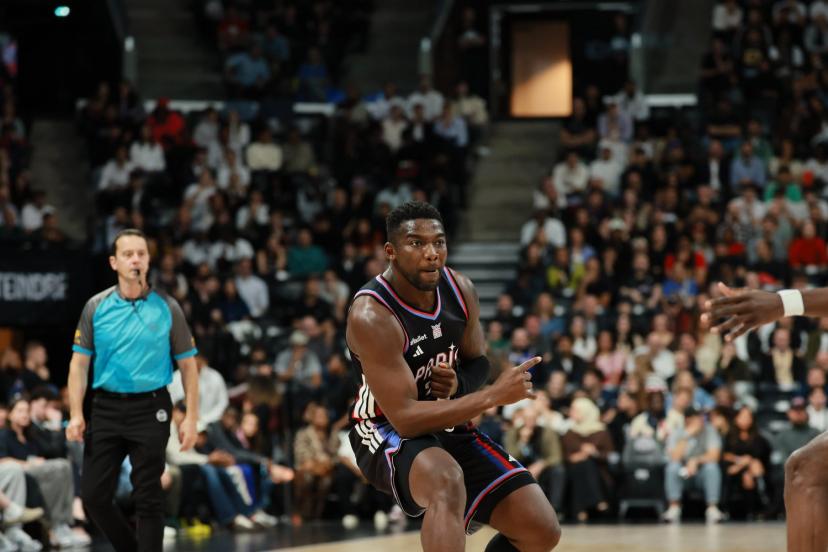Yakuba Ouattara, ici lors du match 1, a été précieux pour le Paris Basketball dimanche soir. (S. Boué/L'Équipe)