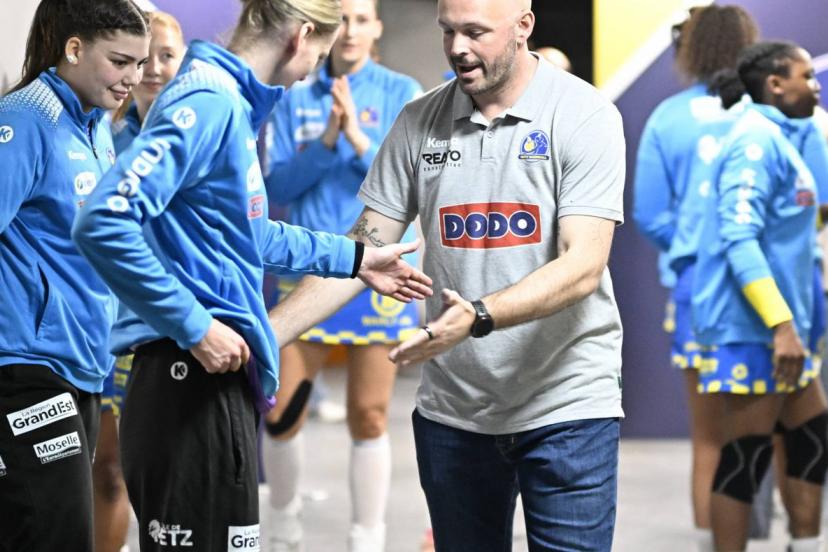 Gérard Vincent avec Johanna Bundsen, gardienne numéro 1 de Metz, et Sabrina Novotna (à gauche). (S. Mantey/L'Equipe)